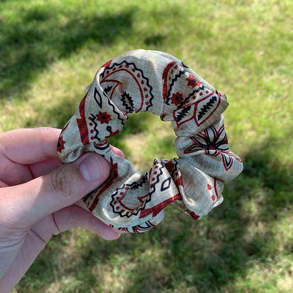 𝐖𝐞𝐬𝐭𝐞𝐫𝐧 𝐏𝐚𝐢𝐬𝐥𝐞𝐲 𝐒𝐜𝐫𝐮𝐧𝐜𝐡𝐢𝐞 - Picture 2 of 3